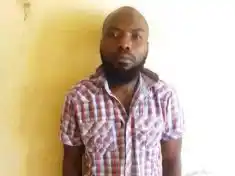 Bambo wavala ‘nsapato’ ya mwana