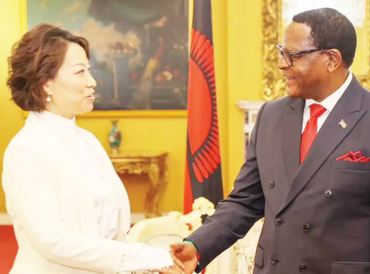 Chinese envoy presents letters of credence