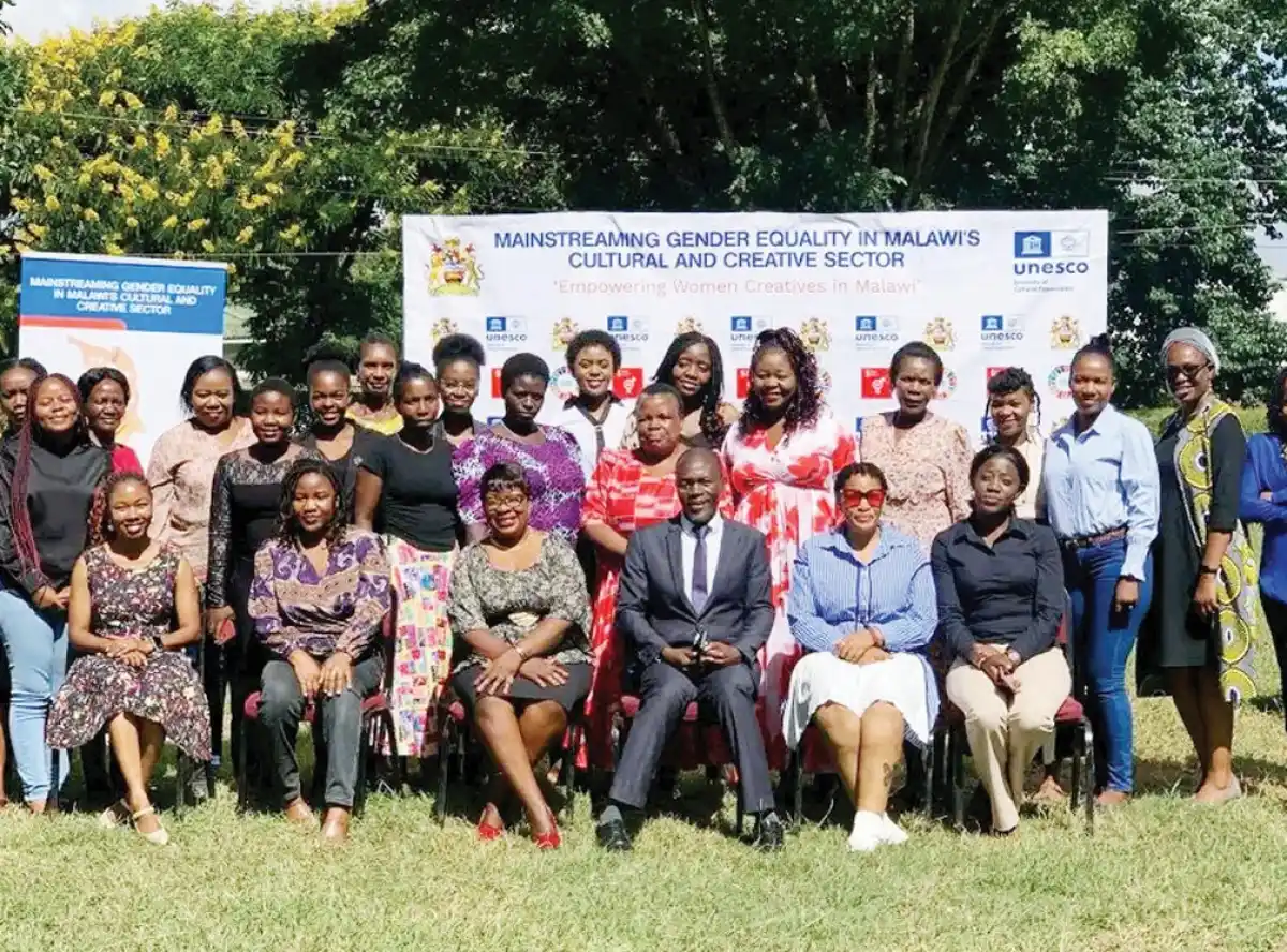 Work as a team, women artists told